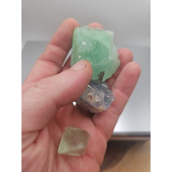 Flourite Specimens 3pcs .97oz - Picture 7 of 8